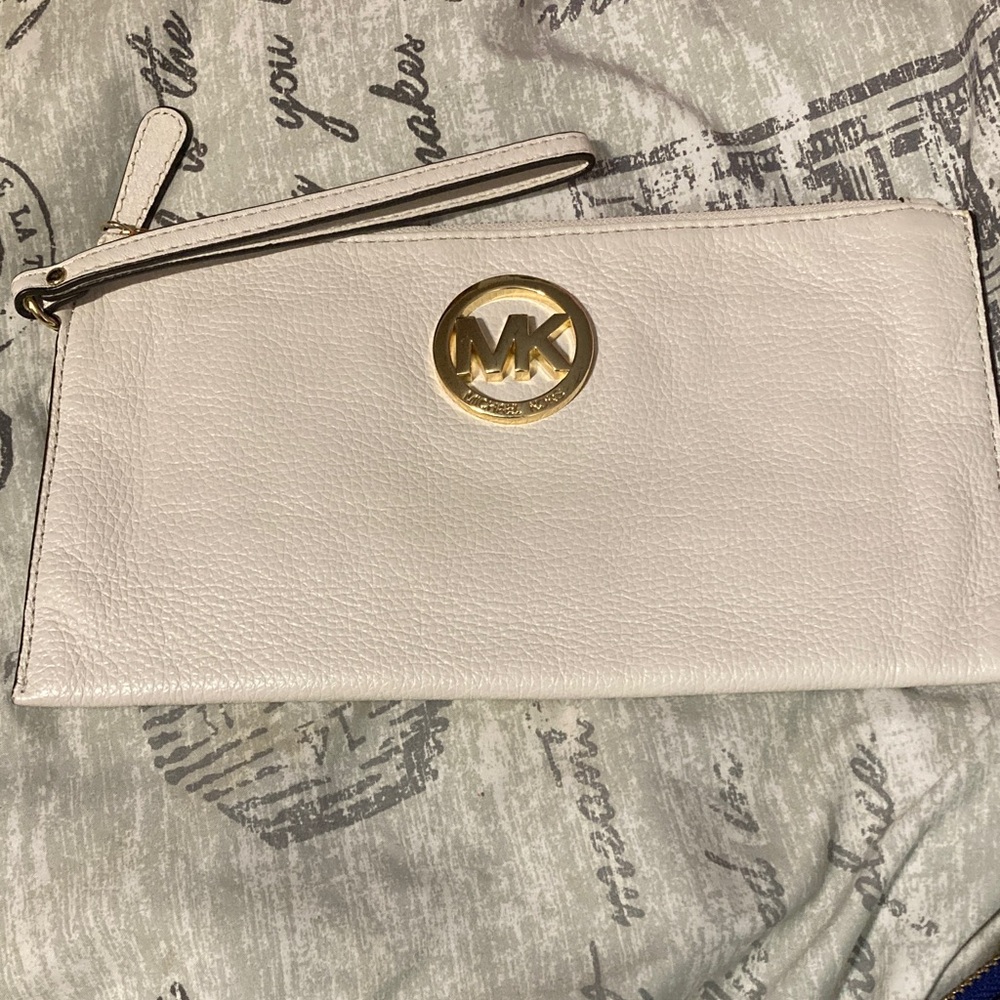 MICHAEL Michael Kors EUC Fulton Large Vanilla Pebbled Leather Wristlet Wallet